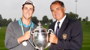 Manuel Trappel mit dem ehemaligen ÖGV-Präsidenten Franz Wittmann und seinem EM-Pokal von 2011.