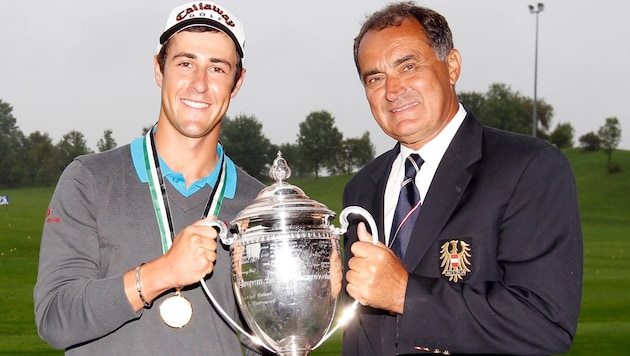 Manuel Trappel mit dem ehemaligen ÖGV-Präsidenten Franz Wittmann und seinem EM-Pokal von 2011.