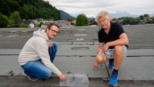 Die Bewohner Hans Huber und Bernhard Mühlbacher auf dem Dach ihres Hauses.