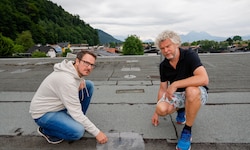 Die Bewohner Hans Huber und Bernhard Mühlbacher auf dem Dach ihres Hauses.