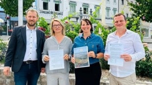 Stolz präsentiert die SPÖ von Hollabrunn die neue „Fairness-Card“.