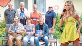 Freude und Jubel bei Karl und Birgit (vorne links), im Bild mit Waldhäusl, Marek und dem ...