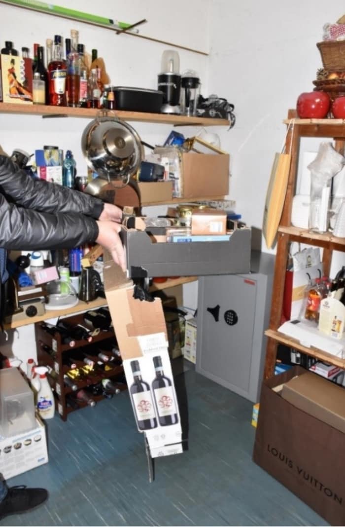 Zwischen Weinflaschen und Lebensmitteln fanden Fahnder den geheimen Tresor.