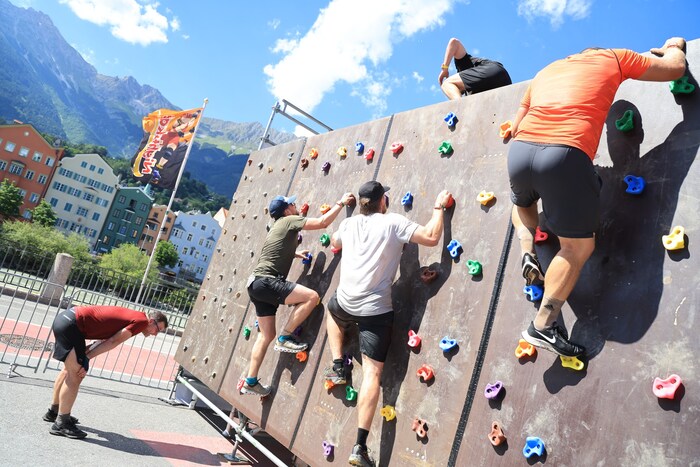 Auch klettern musste sein – so manch einer musste bereits vorher kurz verschnaufen (li.).