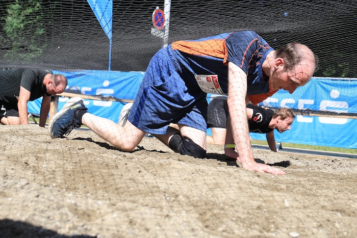 Auf sandigem Boden unter Netze durchzu- kriechen, macht wohl nur mäßig Spaß.