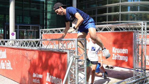 Die Hindernisse entlang der zehn oder fünf Kilometer langen Strecke erfordern Mut, Kraft und ...