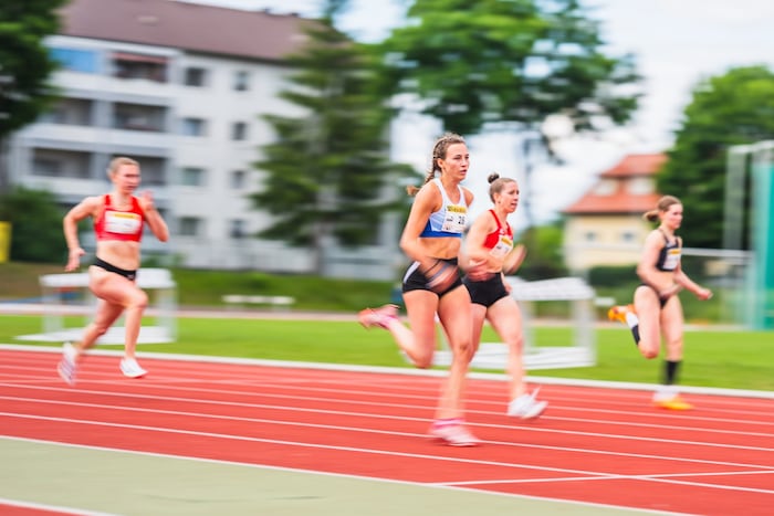 Angelina Rupp (blau-weißes Trikot) lief die 200 Meter in 24,88 Sekunden. 