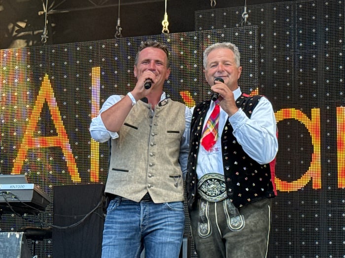 Alexander und Norbert Rier stimmten mit einem Duett das Publikum ein.