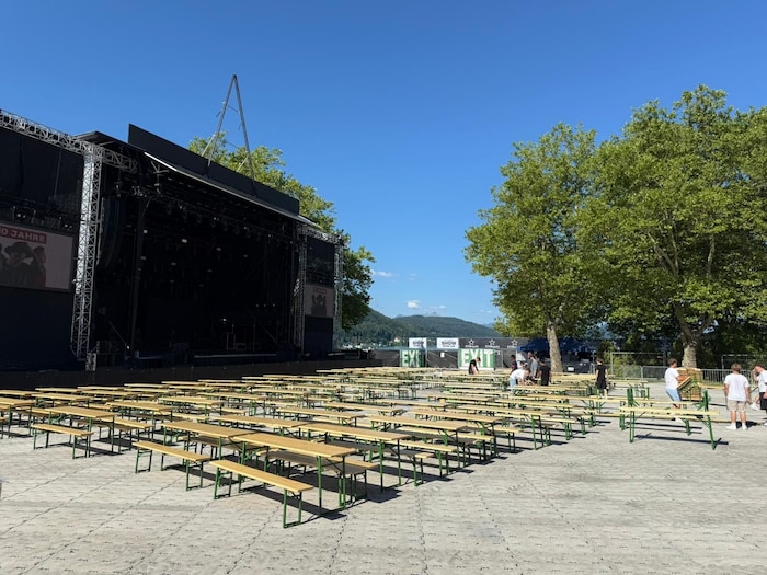 Biertisch-Aufstellen Stunden vor dem Konzert.