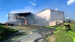 Die Feuerwehr verhinderte ein Übergreifen der Flammen auf das Wohnhaus.