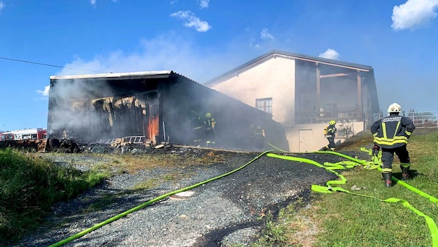 Die Feuerwehr verhinderte ein Übergreifen der Flammen auf das Wohnhaus.