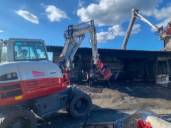Ein Bagger kam beim Ausräumen der Garage zum Einsatz.