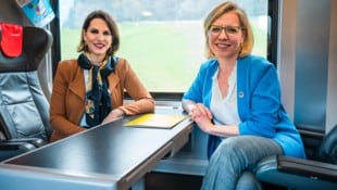 Als Ministerinnen Kolleginnen in der türkis-grünen Regierung: Edtstadler und Gewessler