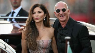 Jeff Bezos (61) und seine frisch angetraute Lauren Sánchez auf dem Weg zur Pyjama-Party im ...
