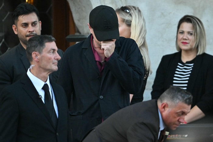 Leonardo DiCaprio bleibt seinem Stil treu und verbarg sein Gesicht auch auf dem Weg zur ...