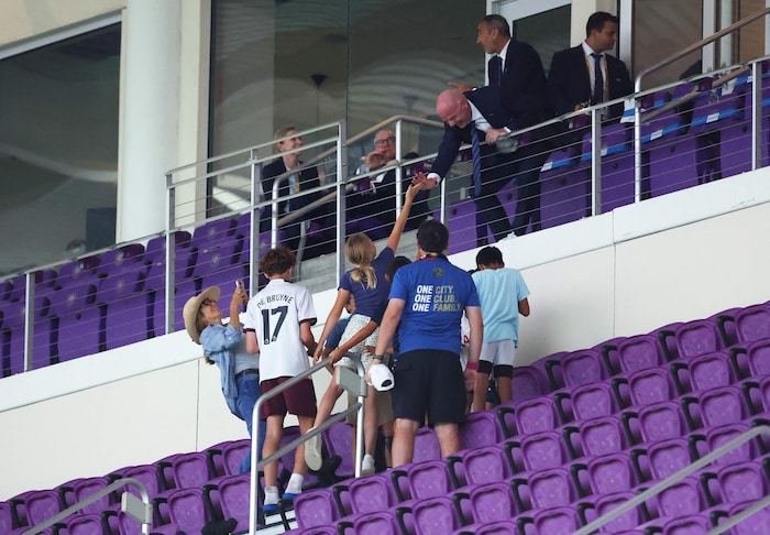 Die Fans nutzen ihre Chance beim Schopf im spärlich besetzten Orlando City Stadion, um FIFA Boss ...