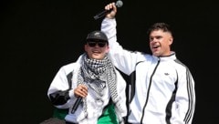 Zwei Mitglieder der irischen Gruppe Kneecap während ihres Auftritts beim Glastonbury-Festival