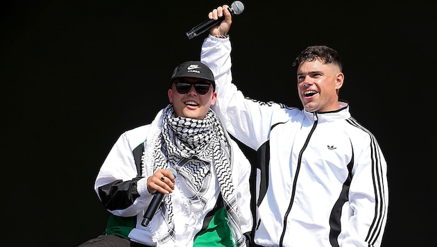 Zwei Mitglieder der irischen Gruppe Kneecap während ihres Auftritts beim Glastonbury-Festival