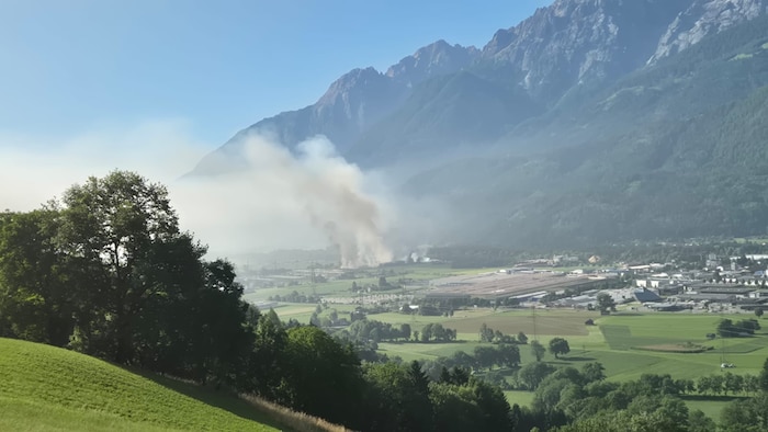 Sonntagvormittag stieg immer noch dichter Rauch auf.