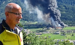 Landeshauptmann Mattle dankt den Einsatzkräften.