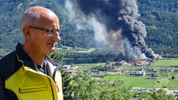 Landeshauptmann Mattle dankt den Einsatzkräften.