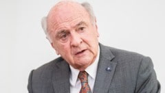 Alt-Landeshauptmann Erwin Pröll muss sich nach seiner OP noch ein paar Tage im Spital erholen.