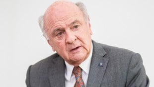 Alt-Landeshauptmann Erwin Pröll muss sich nach seiner OP noch ein paar Tage im Spital erholen.