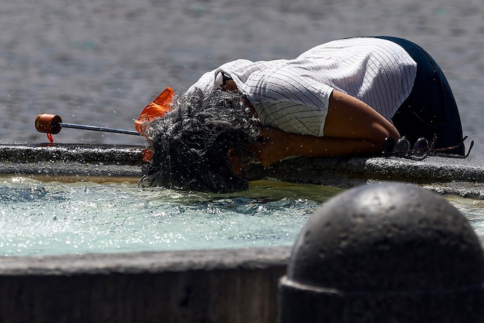 Eine willkommene Erfrischung: Menschen suchen in einem Brunnen in Rom Abkühlung.