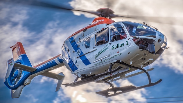 Der Rettungshubschrauber Gallus eins musste den Abgestürzten in den Schockraum des LKH Feldkirch ...