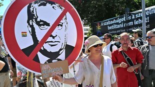 Die Teilnehmer traten für jene Werte ein, die ihrer Ansicht nach von Viktor Orbán mit Füßen ...
