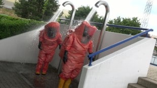Schweißtreibend: In voller Montur mussten die Feuerwehrmitglieder zum Schadstoffeinsatz in das ...
