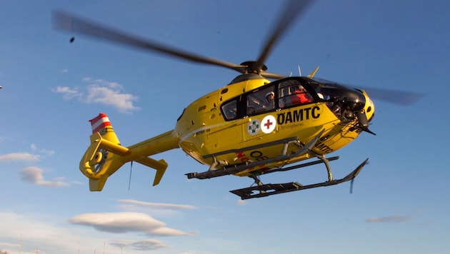 Der Mann wurde mit dem Rettungshubschrauber ins UKH geflogen (Symbolbild).