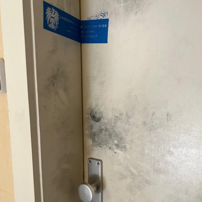 Die Wohnungstür ist derzeit behördlich versiegelt.
