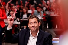 Lars Klingbeil erhielt mit 65 Prozent ohne Gegenkandidaten ein historisch schlechtes Ergebnis ...