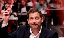 Lars Klingbeil erhielt mit 65 Prozent ohne Gegenkandidaten ein historisch schlechtes Ergebnis ...