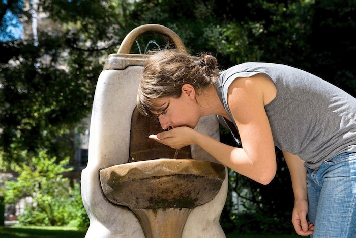 Wenn Rot-Pink an Wasser denkt, dann an Trinkwasser.