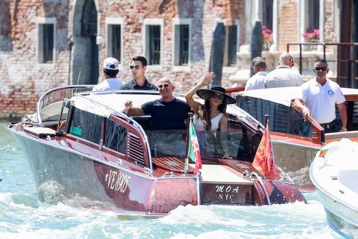 Und hier noch ein letztes Bild des frisch gebackenen Ehepaares: Jeff Bezos und Lauren Sánchez ...