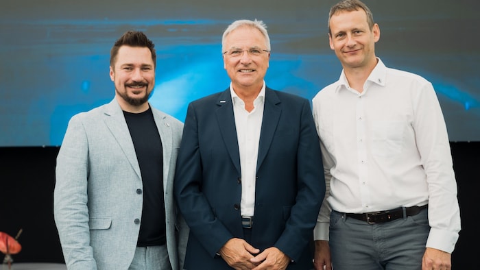 Gründer Johann Reisinger (Mi.) mit Sohn Dominik Reisinger, der die technische Verantwortung ...