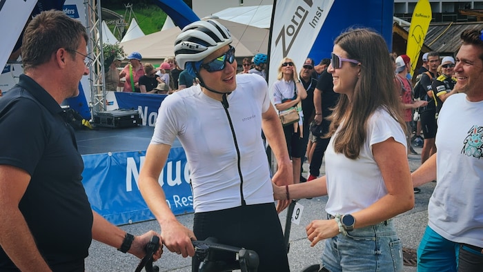 Geschafft. Hannes freut sich mit seiner Carolin und seinen Freunden über die vollbrachte ...