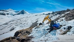 Mit dem Schreitbagger wurde der Platz für die neue Wasserversorgung geschaffen.