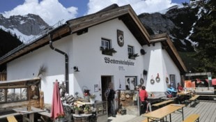 Im Sommer zieht die Wettersteinhütte Wanderer an, im Winter ist sie Ziel von Rodlern.