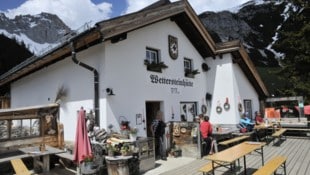 Im Sommer zieht die Wettersteinhütte Wanderer an, im Winter ist sie Ziel von Rodlern.