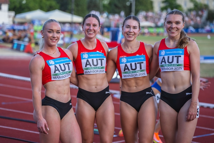 Isabel Posch (3. v. l.) freute sich mit der ÖLV-Sprintstaffel.
