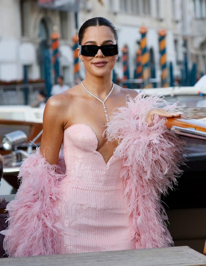 Wow! Khloé Kardashian zeigte sich mit einem atemberaubenden Dekolleté, das bis zum Bauchnabel ...