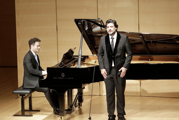 Ammiel Bushakevitz und Tenor Ilker Arcayürek wurden vom Publikum mit Standing Ovations gefeiert. ...