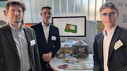 HTL-Lehrbetreuer Michsel Wiehsböck ist stolz auf seine „Schützlinge“ Timon Germin und Timo Perzi ...