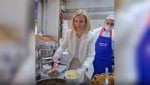 Außenministerin Beate Meinl-Reisinger hat in einer Küche in Kairo angepackt.
