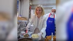 Außenministerin Beate Meinl-Reisinger hat in einer Küche in Kairo angepackt.