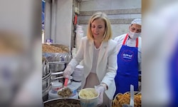 Außenministerin Beate Meinl-Reisinger hat in einer Küche in Kairo angepackt.