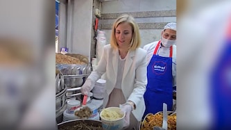 Außenministerin Beate Meinl-Reisinger hat in einer Küche in Kairo angepackt.